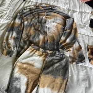 Medium, two piece, breathable Fashion Nova set. Oversized long sleeve top.